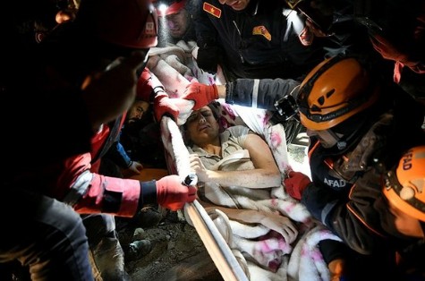 89.saatte kurtarılan Yiğit'in ekiplerle tebessüm ettiren diyaloğu: Beyaz araba vardı ne durumda?